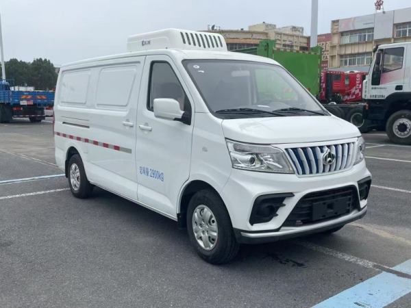 长安睿行EM80纯电面包冷藏车